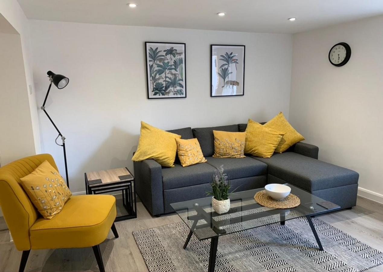The White House Flat By Select Sa Apartment Reading Bagian luar foto