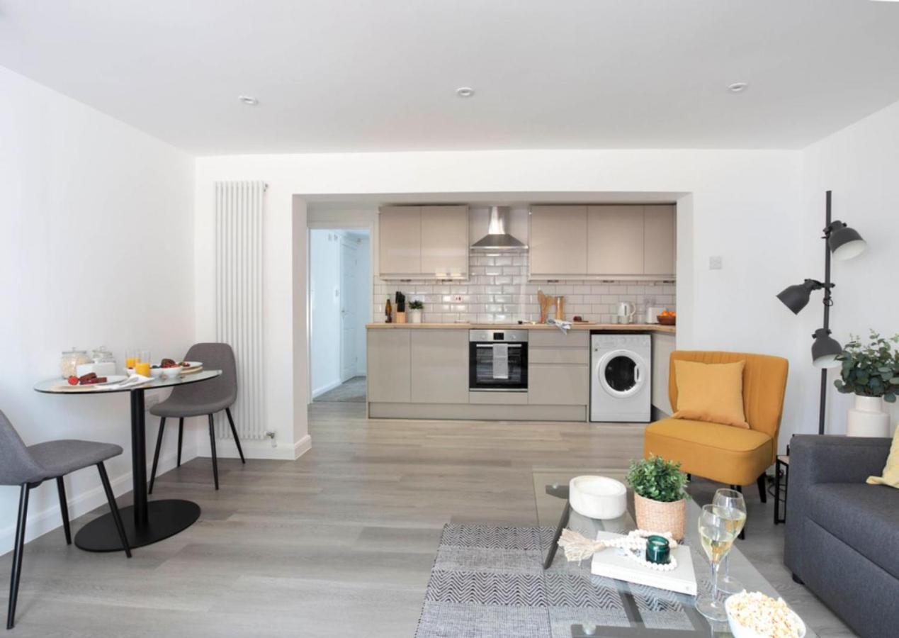 The White House Flat By Select Sa Apartment Reading Bagian luar foto