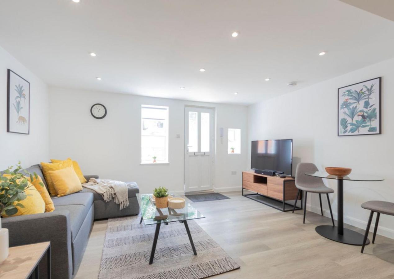 The White House Flat By Select Sa Apartment Reading Bagian luar foto