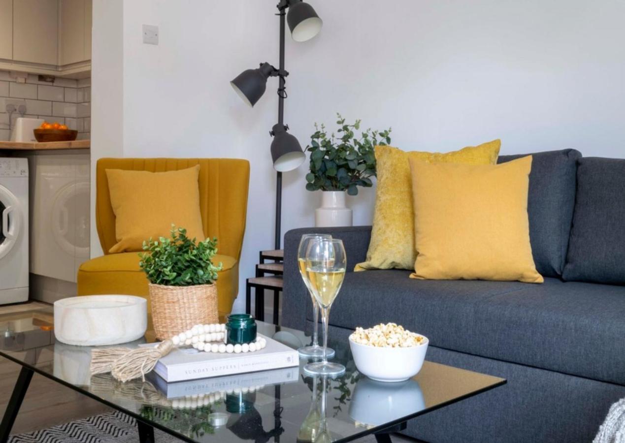 The White House Flat By Select Sa Apartment Reading Bagian luar foto